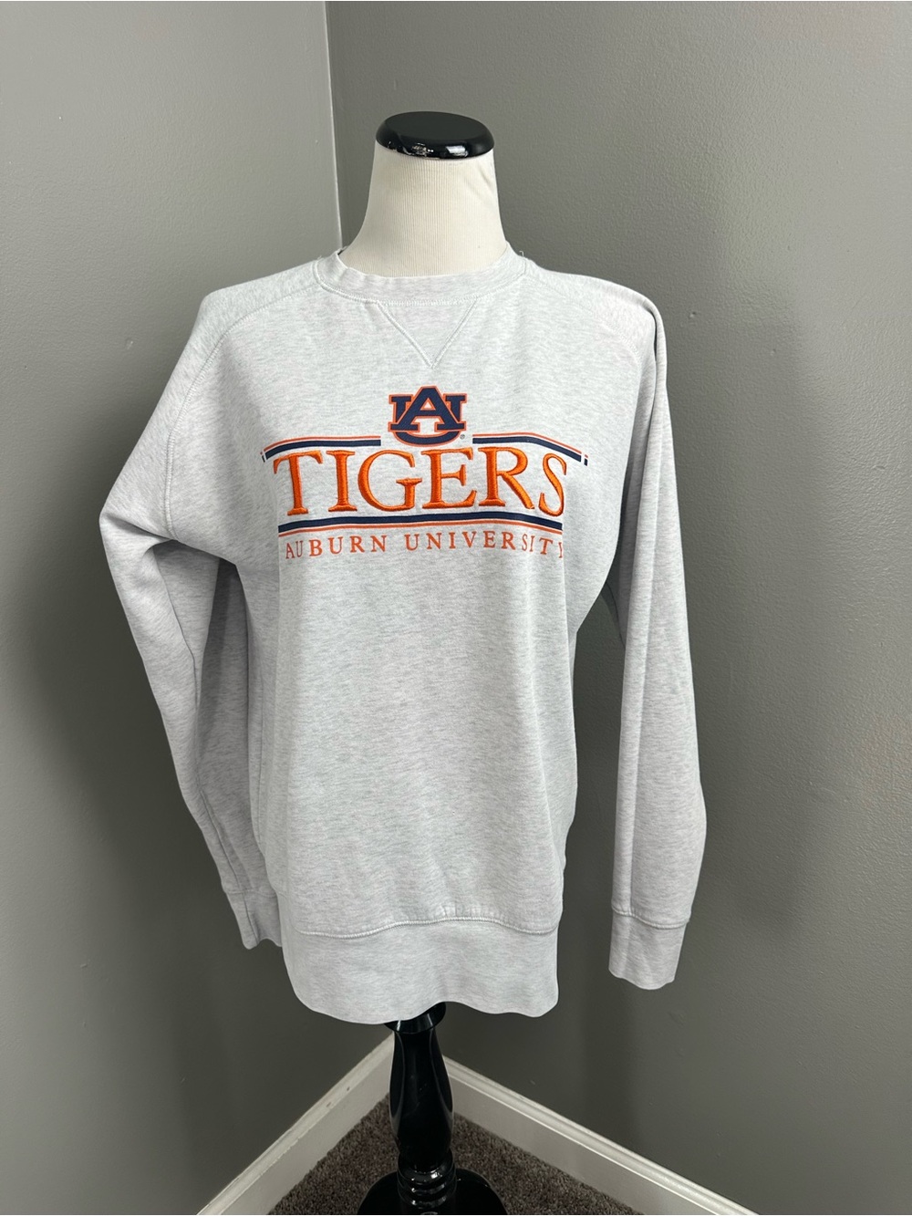Champion men’s M Auburn Tiger sweatshirt with embroidered logo on front